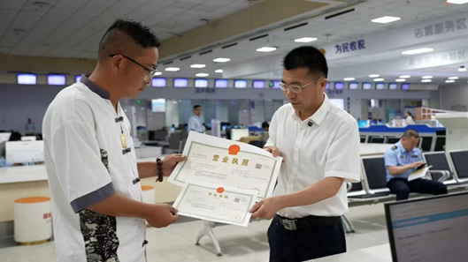 涟水“我陪群众走流程”让服务更贴心