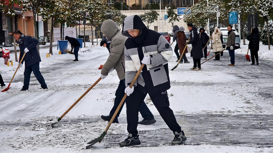 扫雪除冰 “数据人”在行动